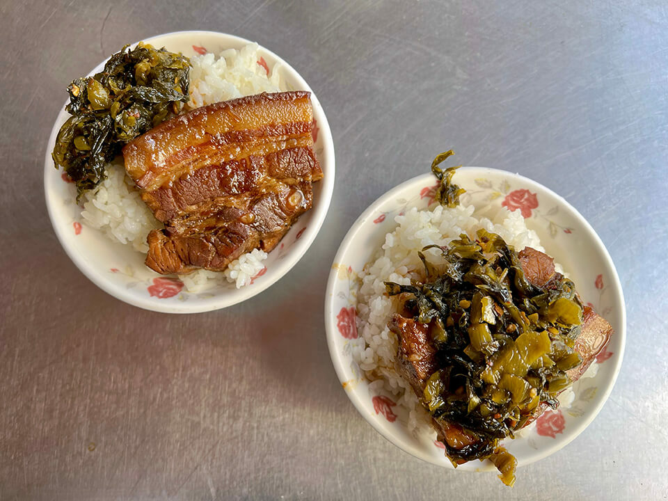 彰化二林美食跟著千千吃透透，陽光老店爌肉飯、肉圓壽、高麗菜煎餅